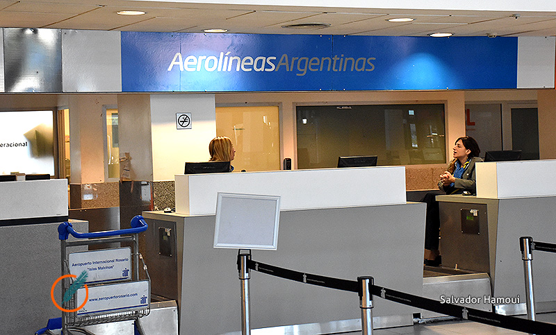 Pasajes de Aerolíneas Argentinas deberán abonar el impuesto sobre el dólar