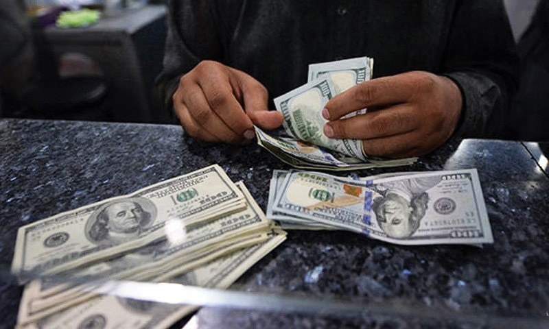 El dólar ilegal saltó un peso por la fuerte demanda en las cuevas porteñas