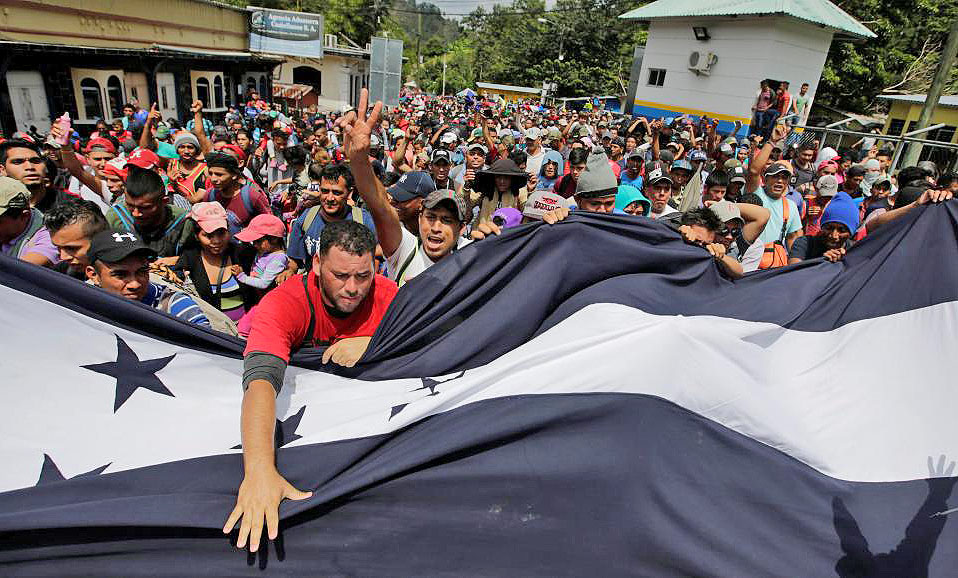 Hondureños cruzan hacia Guatemala rumbo a EEUU, pero México no les permitirá pasar