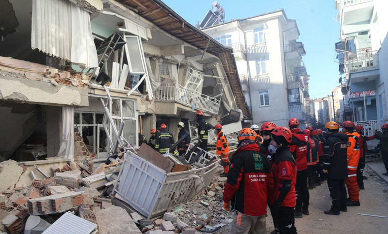 Al menos 35 muertos por el terremoto en Turquía, mientras siguen los rescates