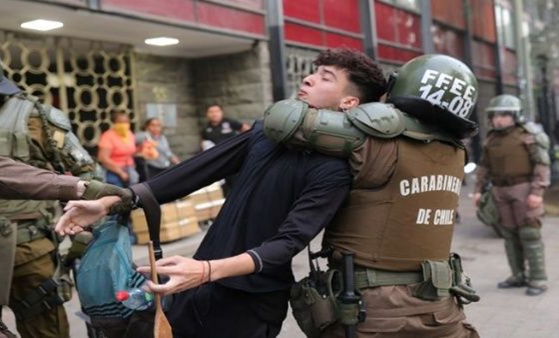La Justicia chilena sobreseyó a siete policías acusados por torturas a manifestantes