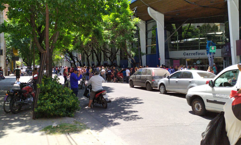 Barrios de Pie cortó el tránsito frente a Carrefour para denunciar a los formadores de precios