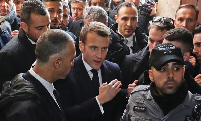 Macron le gritó a la policía israelí que salga de una iglesia francesa en Jerusalén