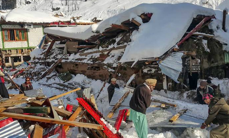 Avalancha deja al menos 75 muertos en Pakistán