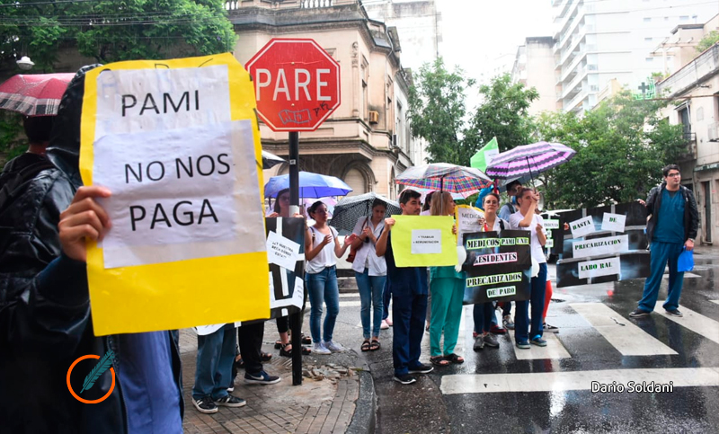 Residentes de Pami se movilizaron para reclamar sueldos adeudados y precarización