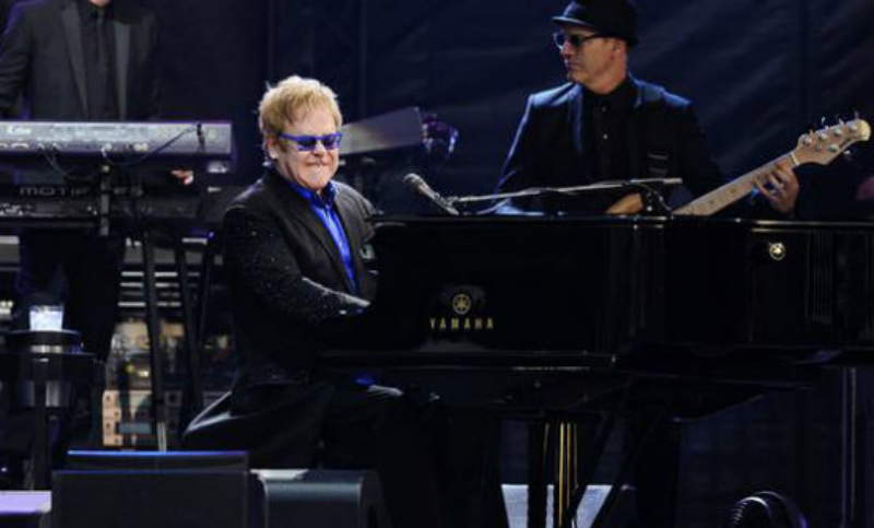 Elton John suspendió su actuación en pleno show por una neumonía atípica
