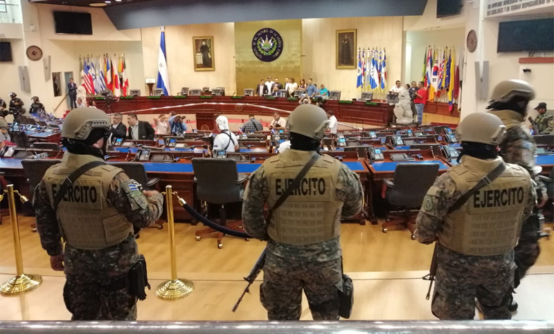 Sigue la tensión en El Salvador: el Congreso amaneció militarizado