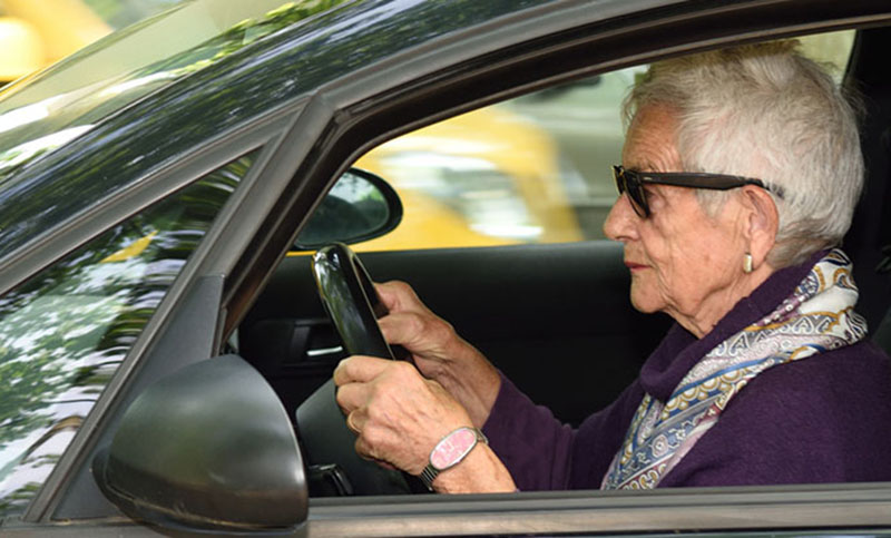 Proponen que jubilados que ganen menos de $28.000 no paguen aranceles al renovar la licencia de conducir 