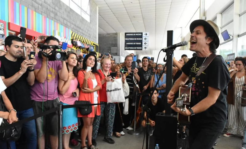 Coti sorprendió a turistas con un show sorpresa en una estación de Mar del Plata