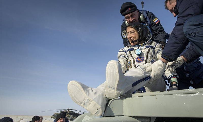 Regresó a la tierra la astronauta que batió el récord femenino de permanencia en el espacio