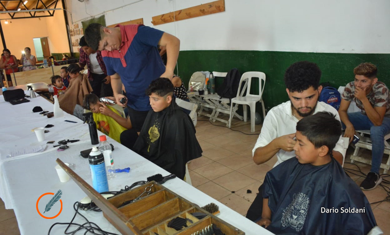 Barberos solidarios cortaron el pelo a más de cien chicos en zona oeste