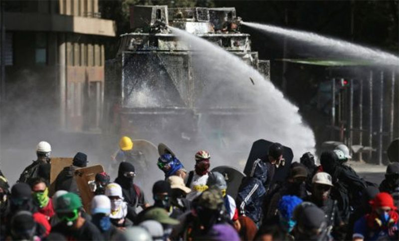 Carabineros reprimen una nueva protesta pacífica en Chile