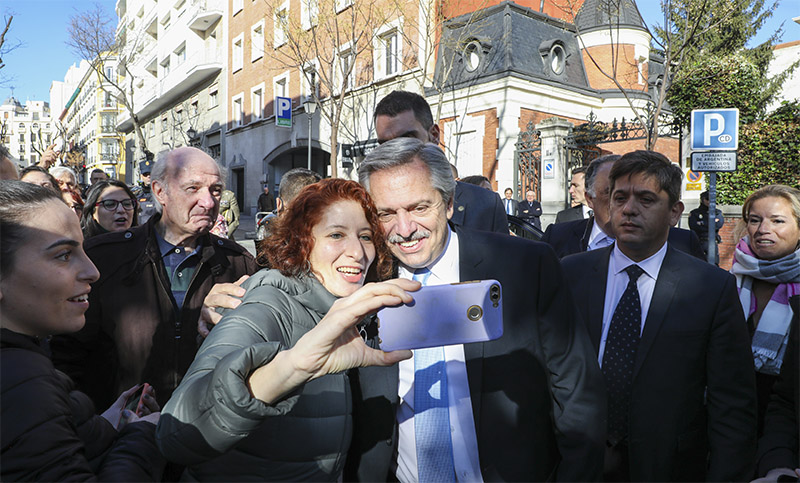 El Presidente llegó a España en busca de respaldo por la deuda y se reúne con Pedro Sánchez