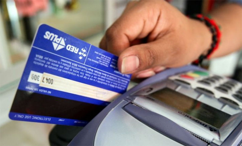 Buscan limitar las tasas de las tarjetas de crédito