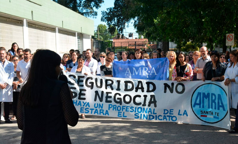 Trabajadores de la salud protestaron frente al Roque Sáenz Peña para exigir seguridad