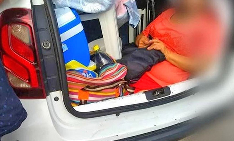 Multaron a un argentino en Florianópolis por llevar a su suegra en el baúl del auto