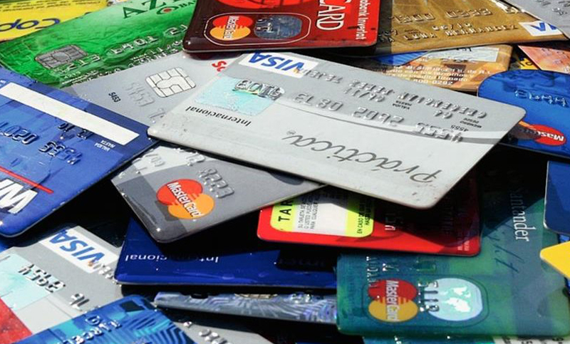Buscan limitar las tasas de interés de las tarjetas de crédito