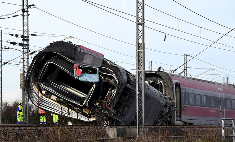 Descarriló un tren en Italia: dos muertos y 28 heridos