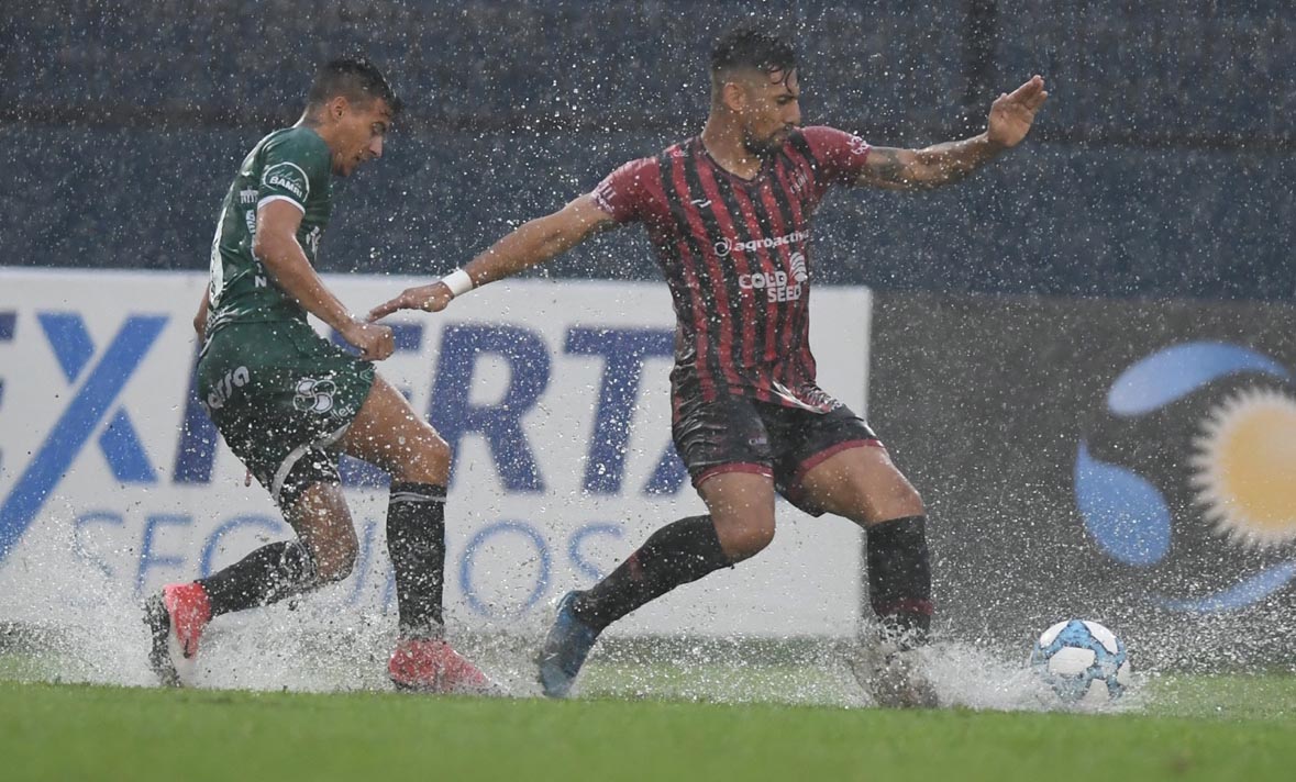 Sarmiento le gana a Douglas Haig y por la lluvia, el partido fue suspendido