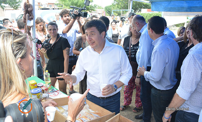 Arroyo aseguró que «hay más demanda de comida en los barrios, pero los alimentos están llegando»