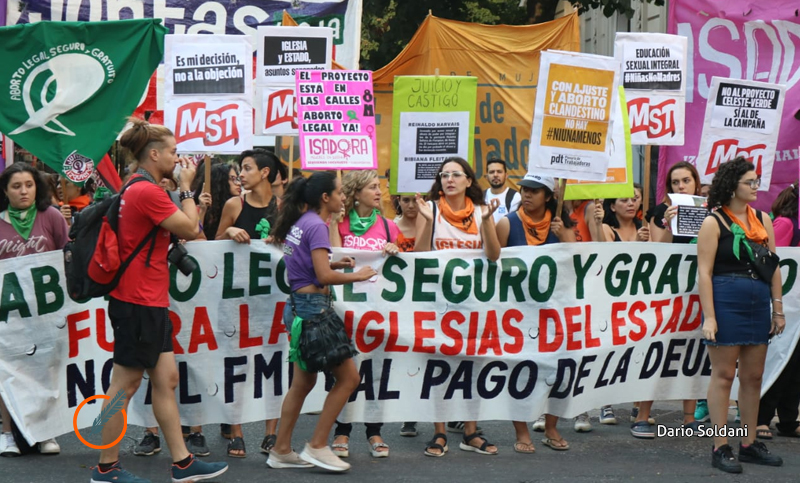 Fuerte reclamo frente al Arzobispado de agrupaciones feministas y de izquierda a favor del aborto