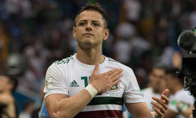 Chicharito no entiende cómo un «futbolista gana fortunas y un médico tan poco»