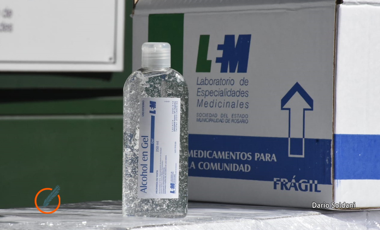 El laboratorio municipal entregó el primer lote de alcohol en gel producido localmente