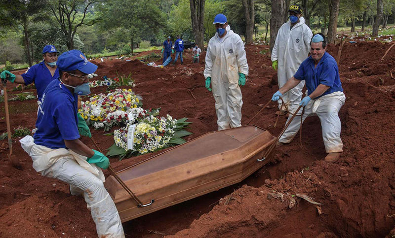 Coronavirus: en el mayor cementerio de Brasil, los sepultureros llevan su propia cuenta de muertos