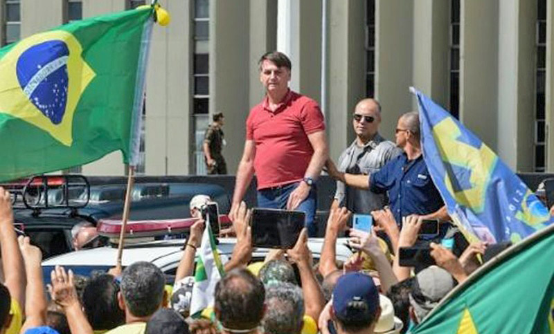 Bolsonaro desafió recomendaciones y participó en una jornada de manifestaciones