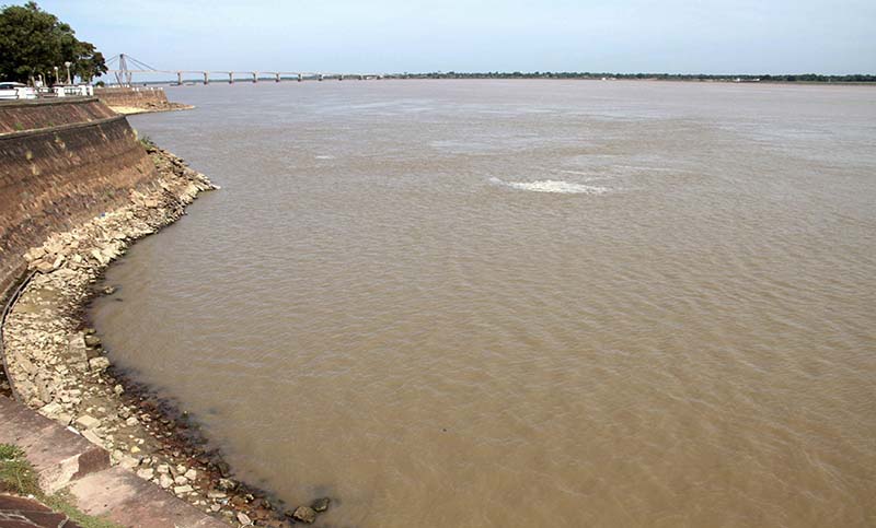 Bajante del río Paraná deja embarcaciones sobre la arena en Corrientes