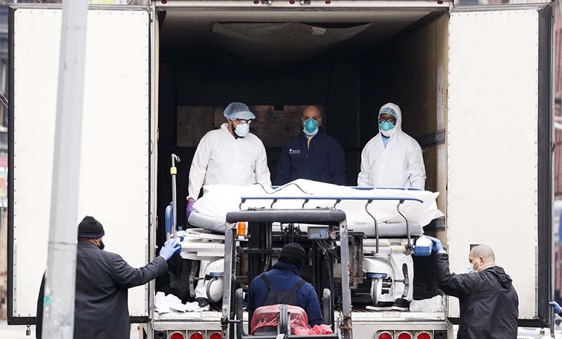 Hallaron un centenar de cadáveres en estado de descomposición dentro de camiones en Nueva York