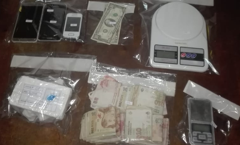 Medio kilo de cocaína, armas y dos detenidos