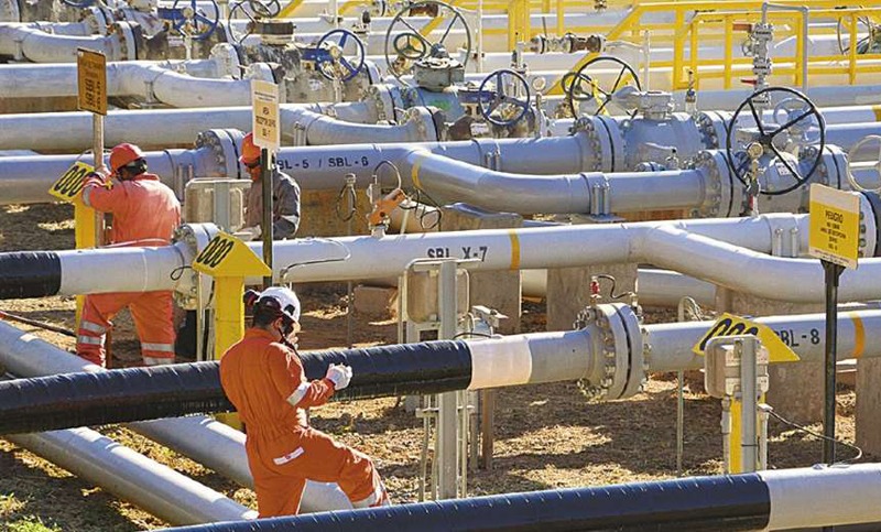 Petroleros preocupados por el desplome del precio del barril y la productividad a largo plazo