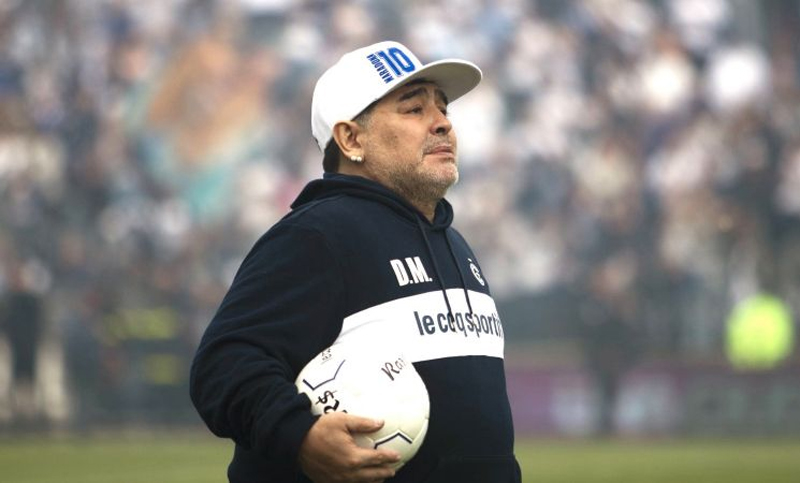 Maradona ofreció rever su contrato y ayudar a los clubes más necesitados