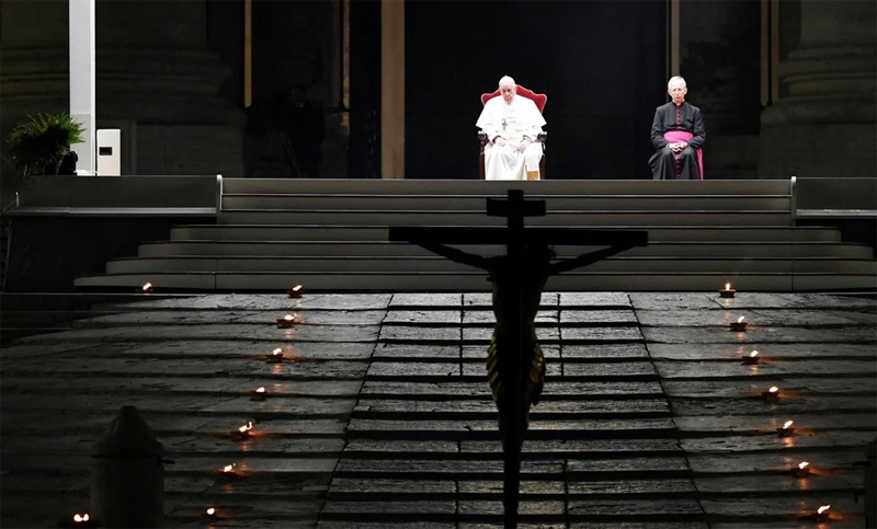 El Papa presidió un Vía Crucis histórico ante una plaza vaticana vacía