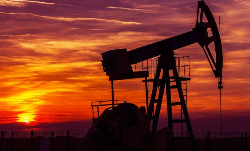 Derrumbe histórico del precio del petróleo: en Estados Unidos productores pagan para vender