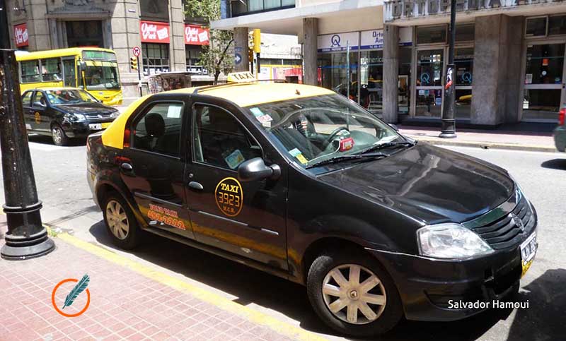 Un grupo de taxistas solidarios lleva alimentos a comedores y merenderos de forma gratuita