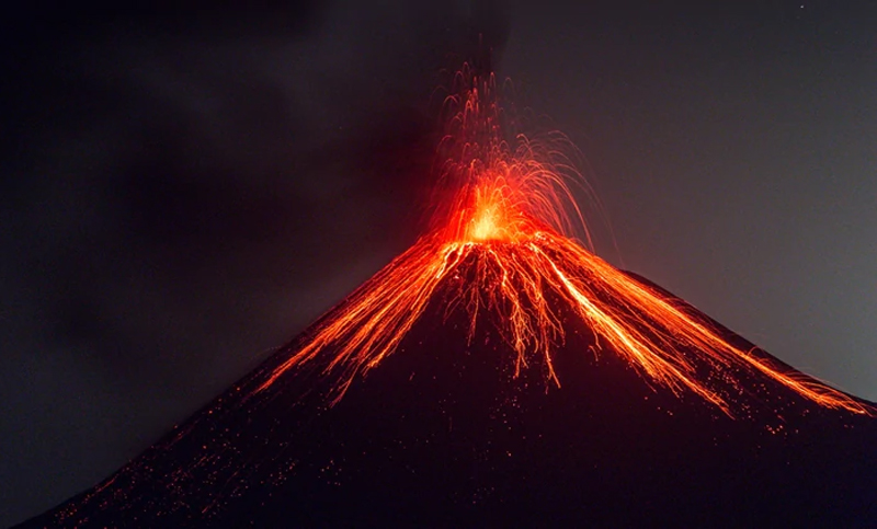Un poderoso volcán entró en erupción en Indonesia