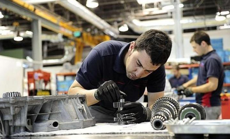 El empleo industrial bajó en febrero 3,4% interanual, previo al impacto del aislamiento