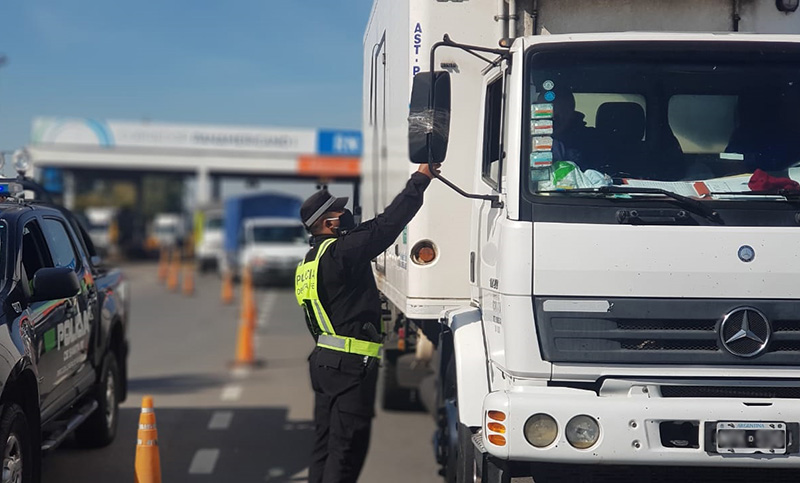 Camioneros expresaron su molestia por “ciertos excesos” en los controles apostados en Rosario