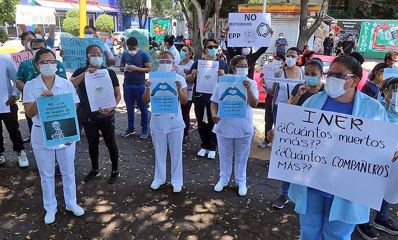 Trabajadores de la salud denuncian en México que los hacen reutilizar barbijos y batas