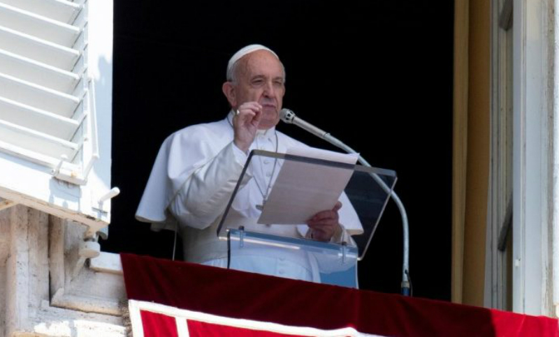 Con fieles en la Plaza San Pedro, el Papa pidió «la victoria de la humanidad sobre la enfermedad»
