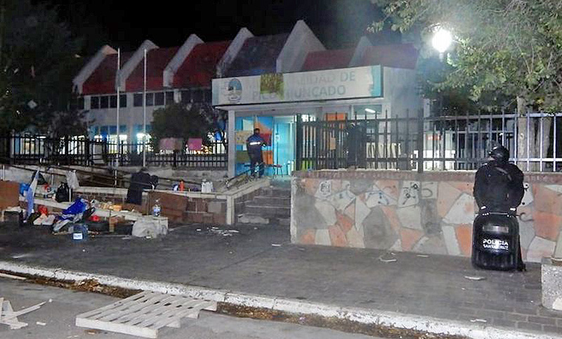 Desalojaron acampe de estatales despedidos que protestaban frente a la municipalidad de Pico Truncado