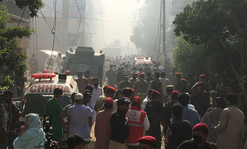 Un avión con 107 pasajeros de Pakistan International Airlines se estrelló en un barrio residencial cerca del aeropuerto de Karachi