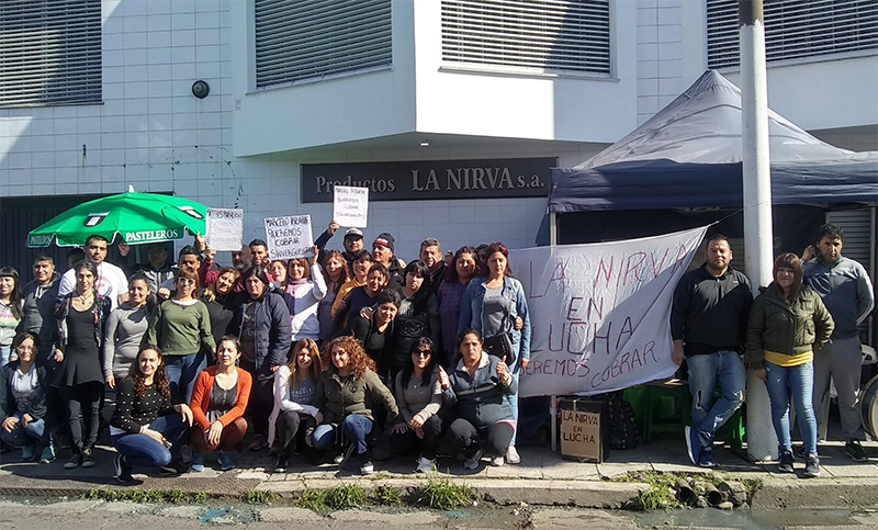 Trabajadores de la fábrica de alfajores La Nirva advierten que los dueños quieren cerrarla