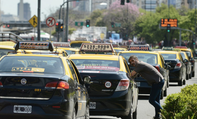 Taxistas denunciaron que las multinacionales trabajan otra vez en la total ilegalidad