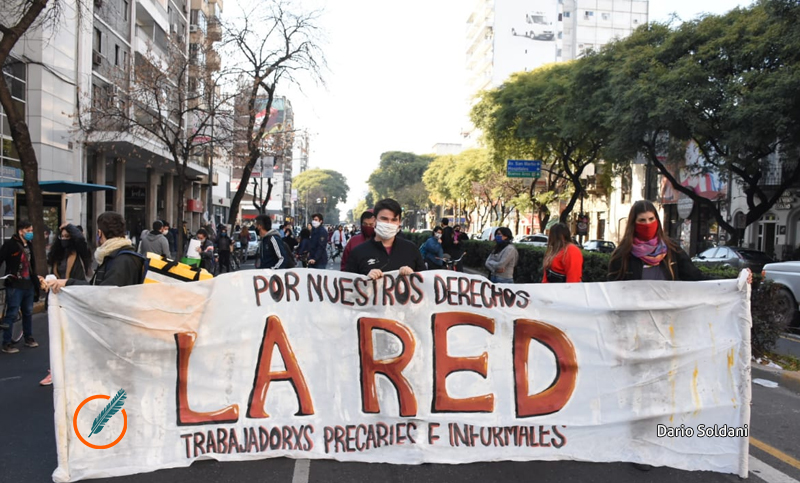 La Red de Trabajadores Precarizados marchó por calle Pellegrini y reclama cobro del IFE