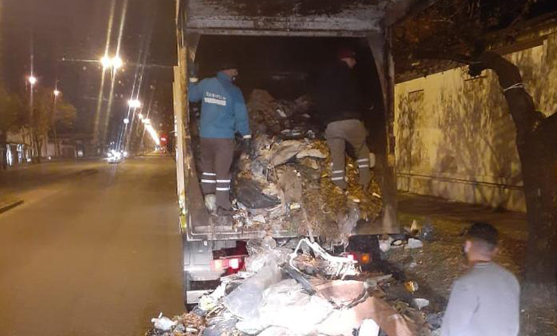 Un joven en situación de calle terminó en el camión de la basura y los recolectores le salvaron la vida