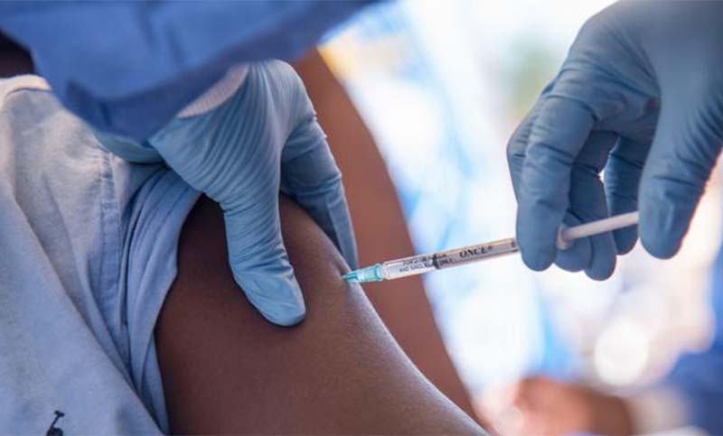 Unicef alertó que decenas de países pueden quedarse sin vacunas por las restricciones aéreas