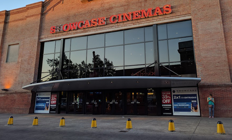 Trabajadores del cine Showcase exigen el pago de salarios adeudados